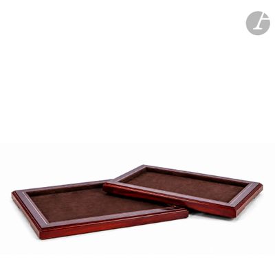 une paire de plateaux en bois recouverts de cuir marron