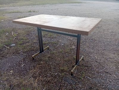 a table that is sitting on the ground in the dirt