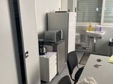 une cuisine équipée d'un réfrigérateur, d'un micro-ondes et d'un évier