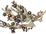 une image montrant un gros plan d'une broche composée de fleurs et de feuilles