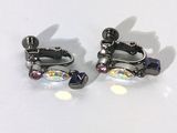 une paire de boucles d'oreilles noires et blanches ornées de cristaux multicolores