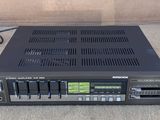 un gros plan d'une radio à laquelle est branché un cordon d'alimentation