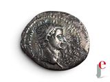 un gros plan d'une pièce de monnaie avec un visage dessus
