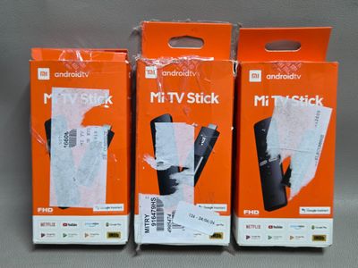 trois boîtes de manettes Nintendo Wii posées sur une table