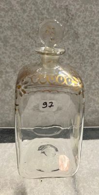 une bouteille en verre portant un numéro, posée sur une table