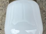 une ampoule blanche munie d'un culot doré