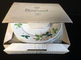 une boîte contenant une assiette, posée sur une table