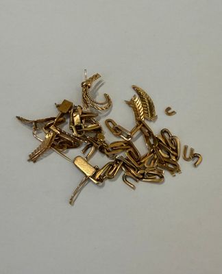 de nombreux pendentifs en or sur un fond blanc