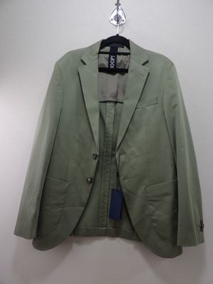 une photo d'une veste verte accrochée à un mur