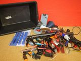 une photo montrant un assortiment d'outils posés sur une table