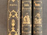 deux vieux livres posés sur une table l'un à côté de l'autre