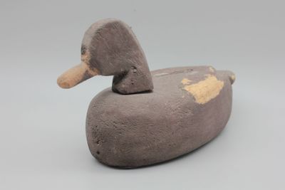 un petit canard posé sur une table