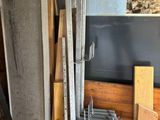 plusieurs pièces de bois sont empilées dans une pièce