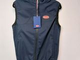 Le gilet est bleu et porte une étiquette.