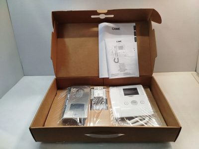 une boîte contenant divers appareils électroniques