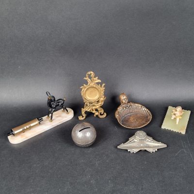Plusieurs types d'objets métalliques sont exposés sur une surface noire
