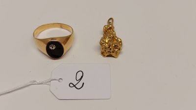 une image représentant une bague en or et une bague sertie d'une pierre noire