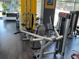 une image d'une salle de sport avec des équipements