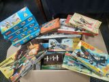 une boîte remplie de jouets et de livres posée sur une table
