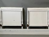 une paire de tables de chevet peintes en blanc, avec des tiroirs et une étagère