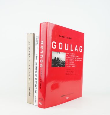 deux livres posés l'un sur l'autre sur une surface blanche