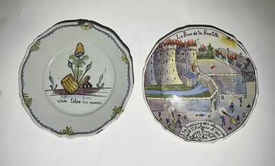 deux assiettes avec des photos de personnes accrochées au mur