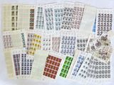 un grand nombre de timbres qui sont sur la table
