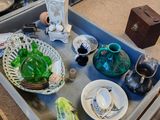 un plateau sur lequel sont posés de nombreux plats et bols