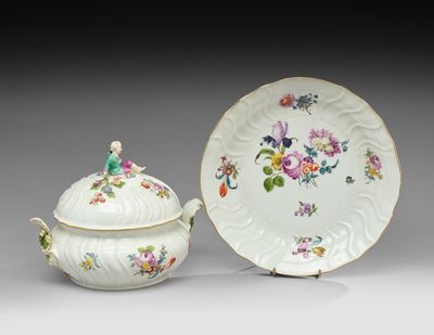 deux assiettes en porcelaine et une soucoupe ornées de fleurs