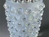 un vase en verre contenant de nombreuses bulles