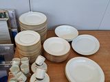 plusieurs assiettes et bols posés sur une table en bois