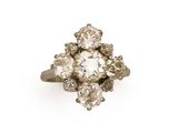 une image d'une bague sertie de plusieurs diamants sur fond blanc
