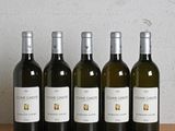six bouteilles de vin alignées sur une table en bois