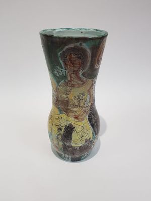 un vase sur lequel figure la photo d'une femme
