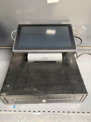 une tablette posée sur un boîtier métallique