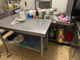 une cuisine avec une table sur laquelle sont posés de nombreux objets