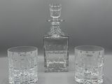 trois verres et une carafe posés sur une table