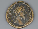 gros plan d'une pièce de monnaie surmontée d'une couronne