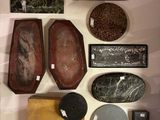 de nombreux types de pierres exposés dans une vitrine