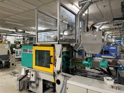 une grande machine installée dans un bâtiment