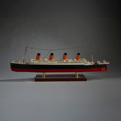 une photo d'une maquette de bateau posée sur un socle