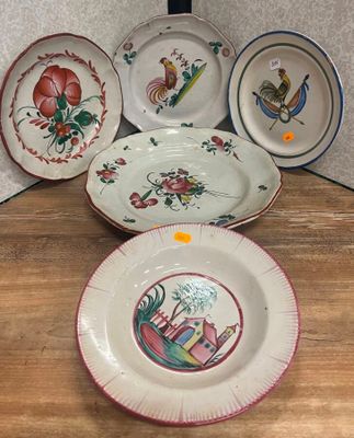 cinq assiettes aux motifs variés posées sur une table