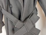 un gros plan sur un manteau porté par un mannequin, un mannequin, un mannequin, un mannequin, un mannequin, un mannequin, un mannequin, un mannequin