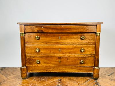 une commode en bois posée sur un parquet