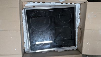 une boîte dans laquelle se trouve un poêle