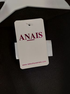 une étiquette sur laquelle est écrit « anals » à côté d'un avion