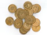 une pile de pièces d'or sur une surface blanche