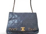 un sac à bandoulière en cuir matelassé bleu Chanel, avec des finitions dorées