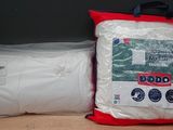 deux sacs d'oreillers et un sac d'oreillers posés sur une table