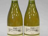 deux bouteilles de vin blanc posées l'une à côté de l'autre sur une table